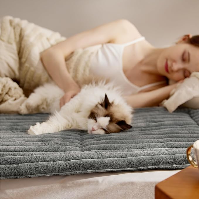 Bedsure Self Warming Cat Bed, Medium Self Heating Dog Crate Pad, Thermal Extra Warm Puppy Mat Indoor, Non-Slip & Washable, Not Electric, 30" x 20", Grey